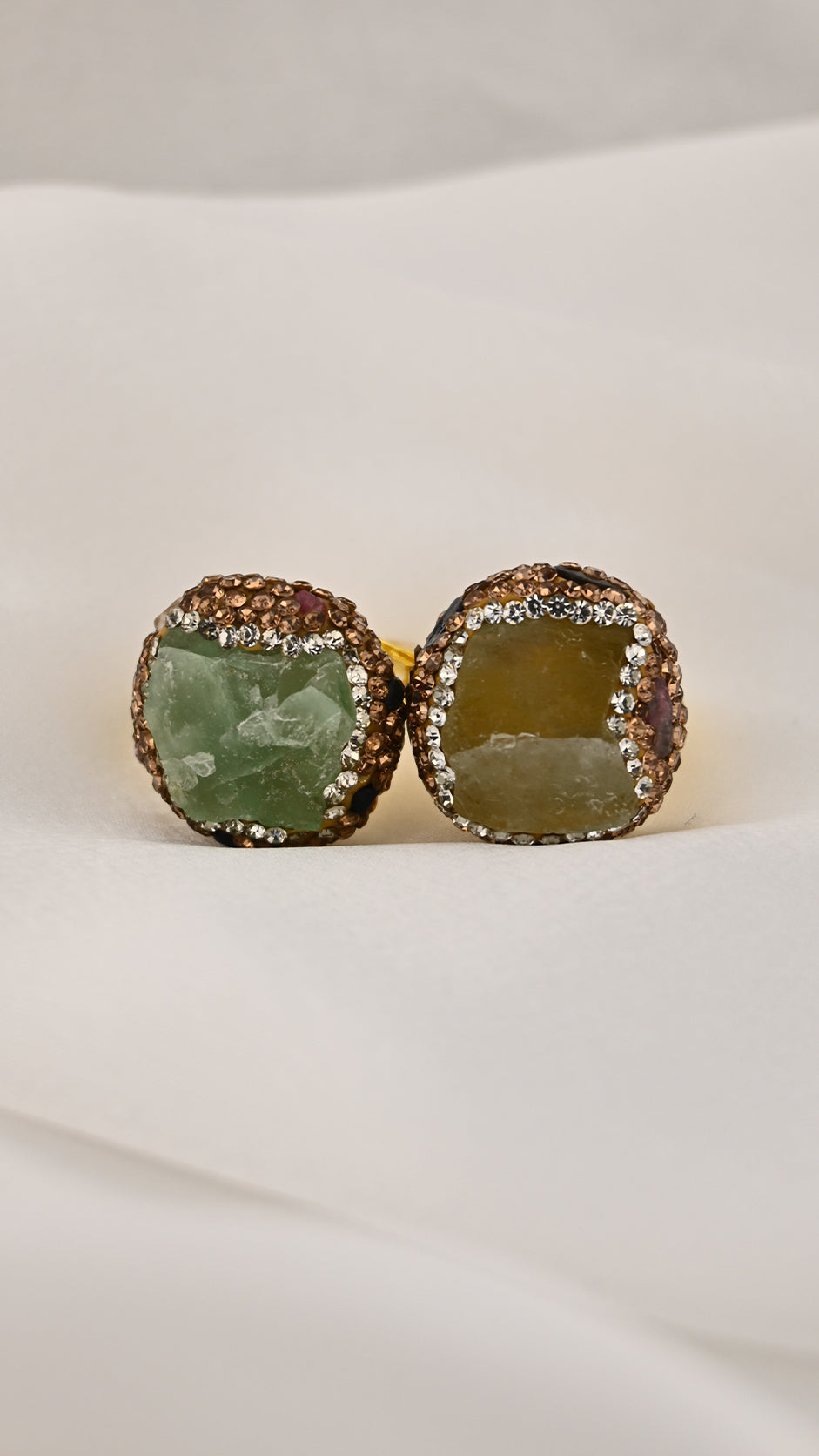 Anello cocktail con pietra irregolare