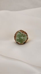Anello cocktail con pietra irregolare