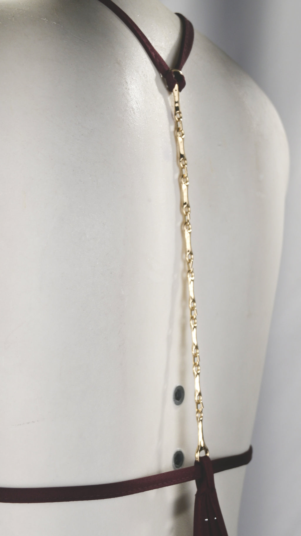 Abito lungo con micro strass e catena gioiello