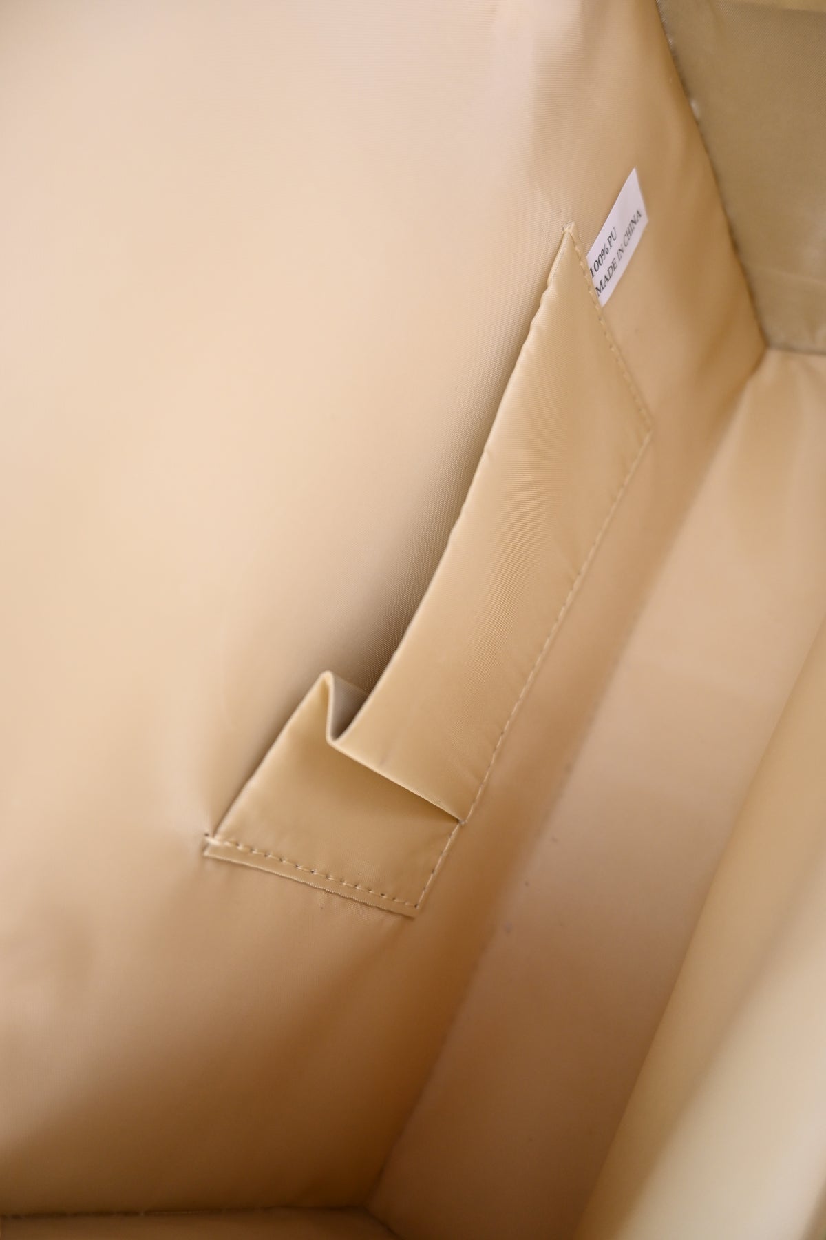 Pochette elegante con patta arrotondata effetto pelle