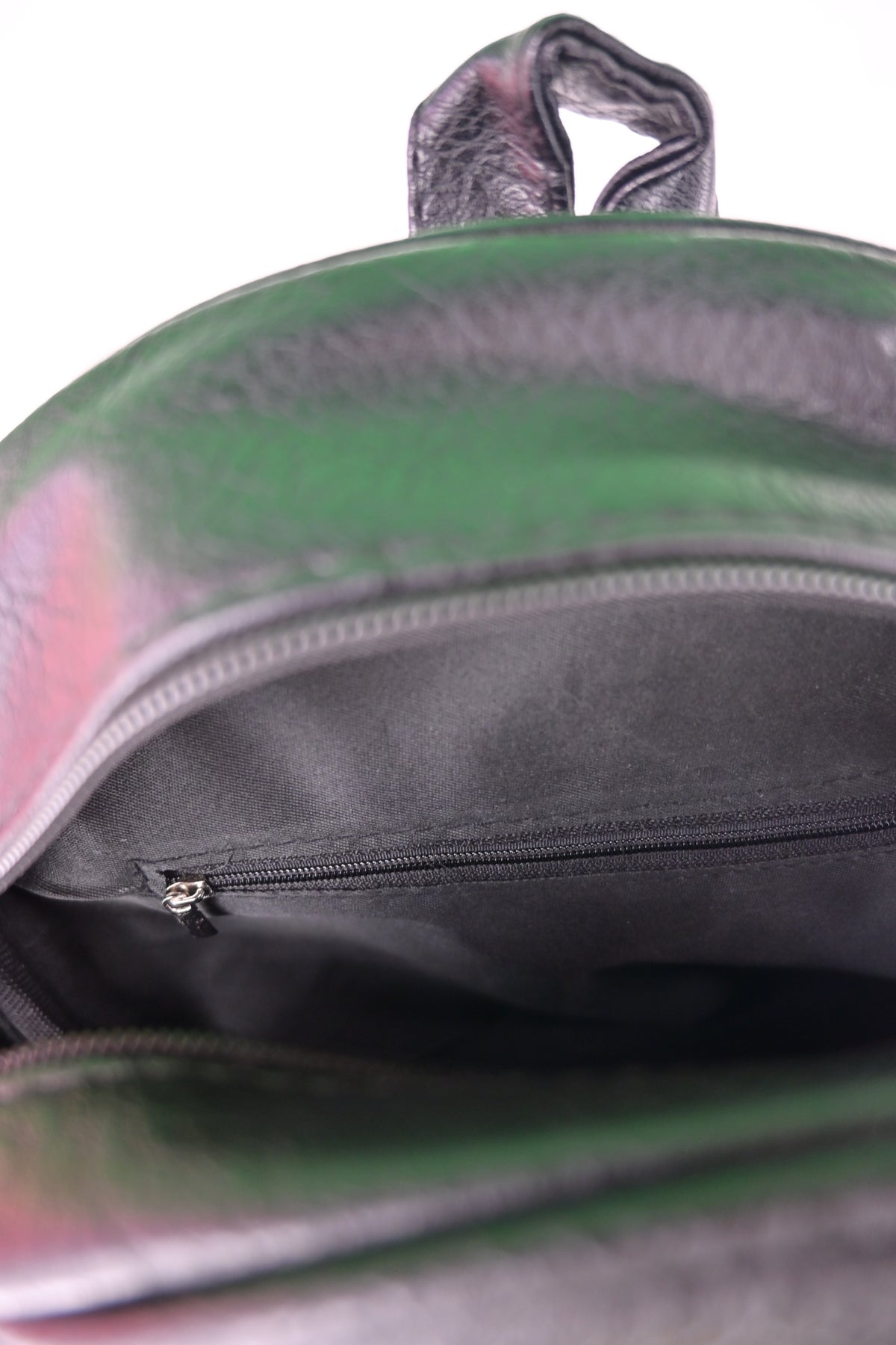 Zaino nero effetto pelle con borchie all over argento
