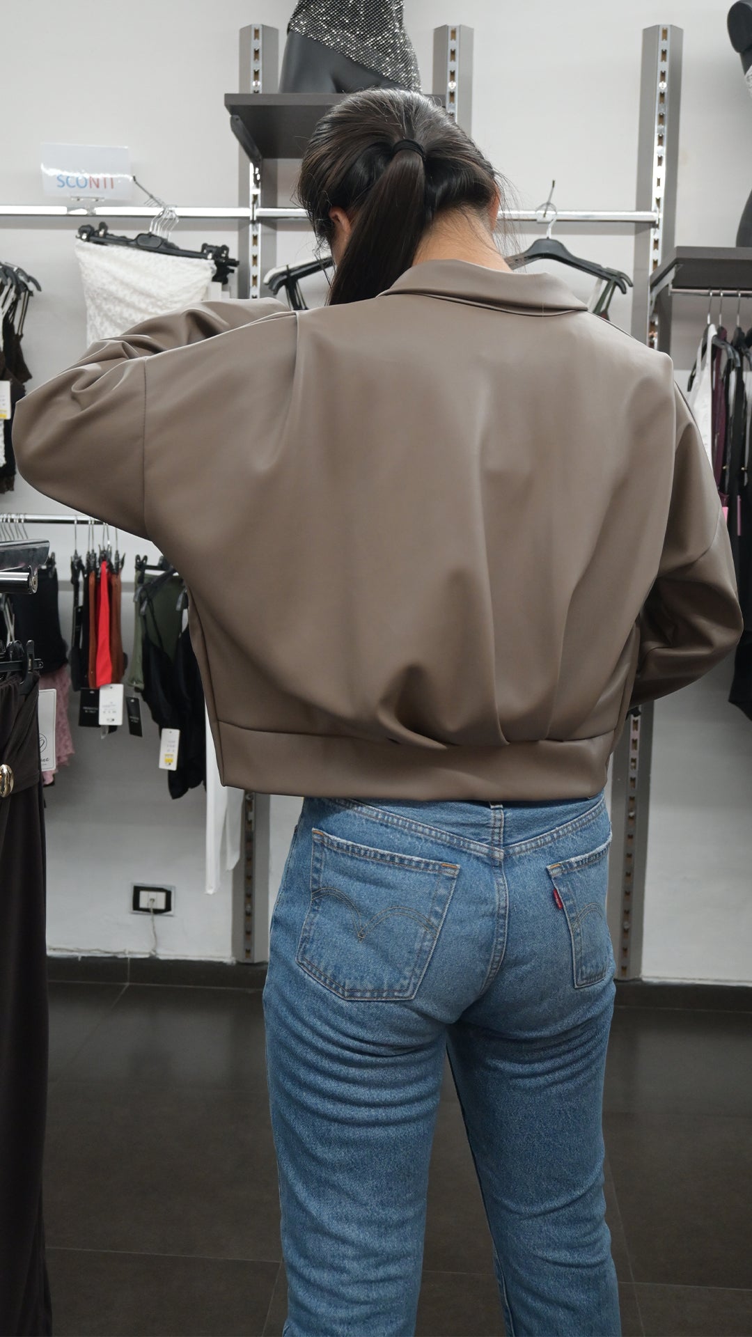 Giacca corta in ecopelle con zip frontale