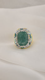 Anello cocktail verde con cristalli iridescenti