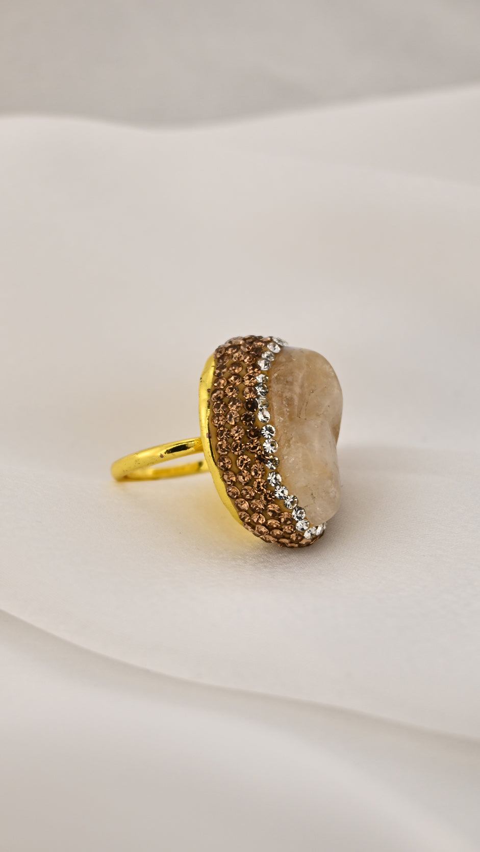 Anello cocktail color champagne con montatura dorata