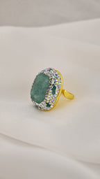 Anello cocktail verde con cristalli iridescenti
