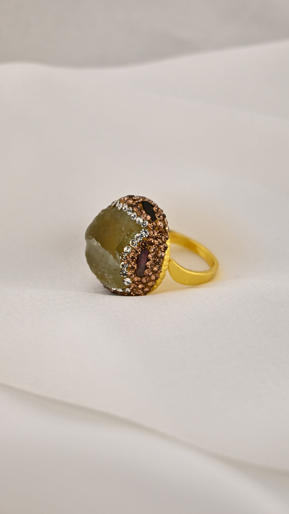 Anello cocktail con pietra irregolare