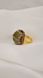Anello cocktail con pietra irregolare