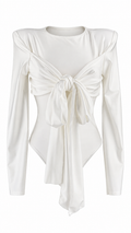 Body elegante a maniche lunghe con spalle strutturate e fascia drappeggiata annodata
