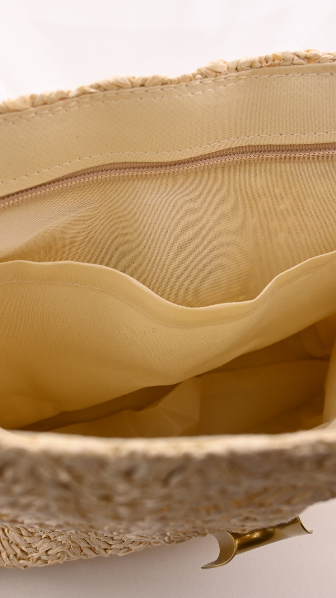 Borsa ricamata con patta e tracolla