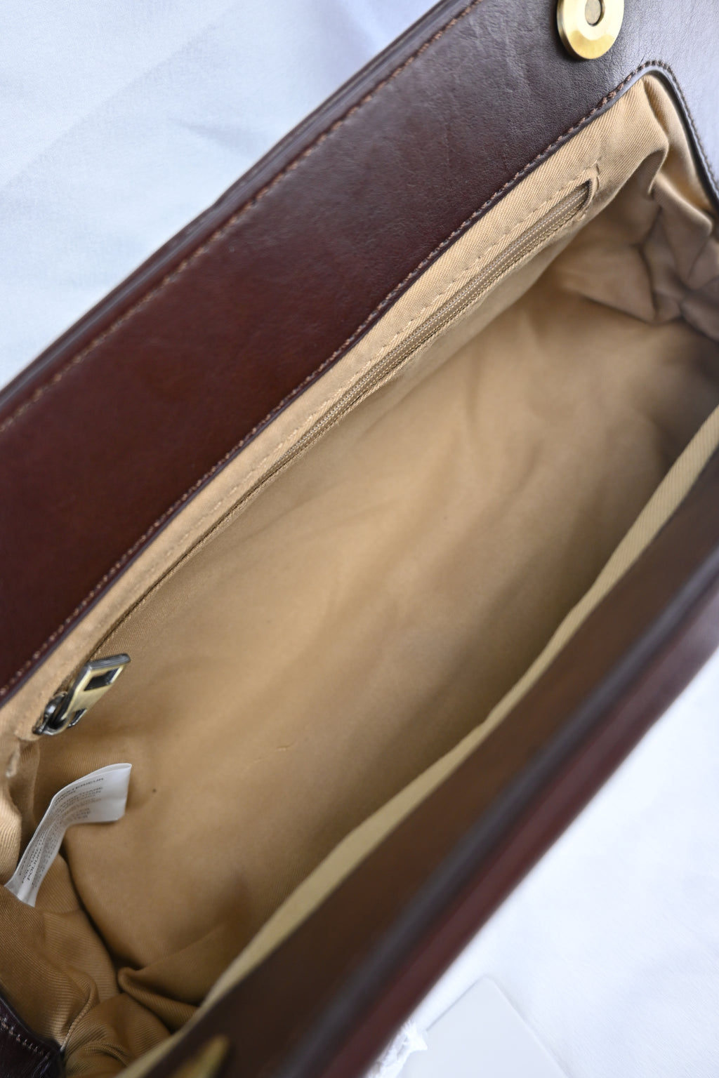 Borsa pochette effetto pelle con profilo sagomato