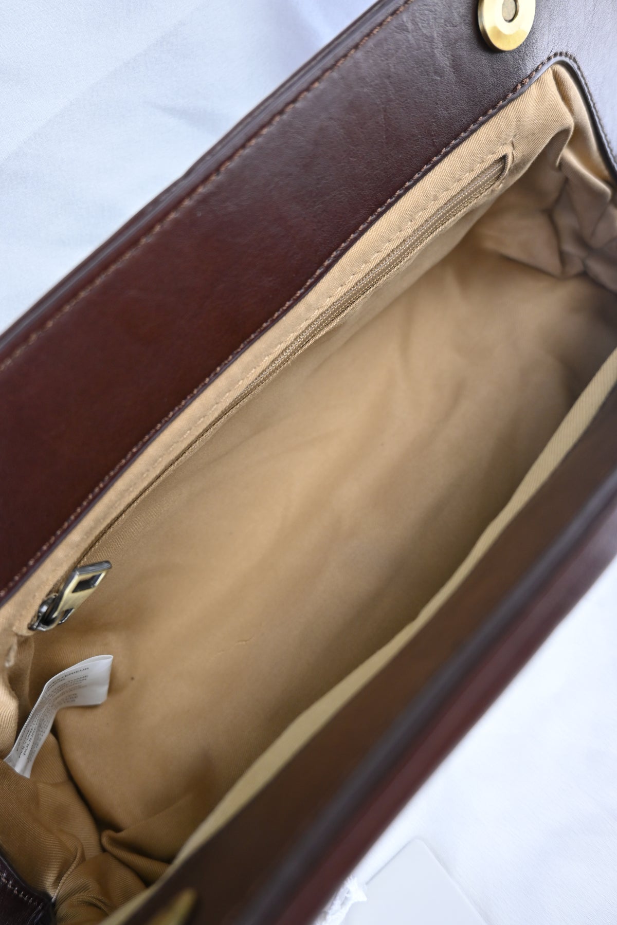 Borsa pochette effetto pelle con profilo sagomato