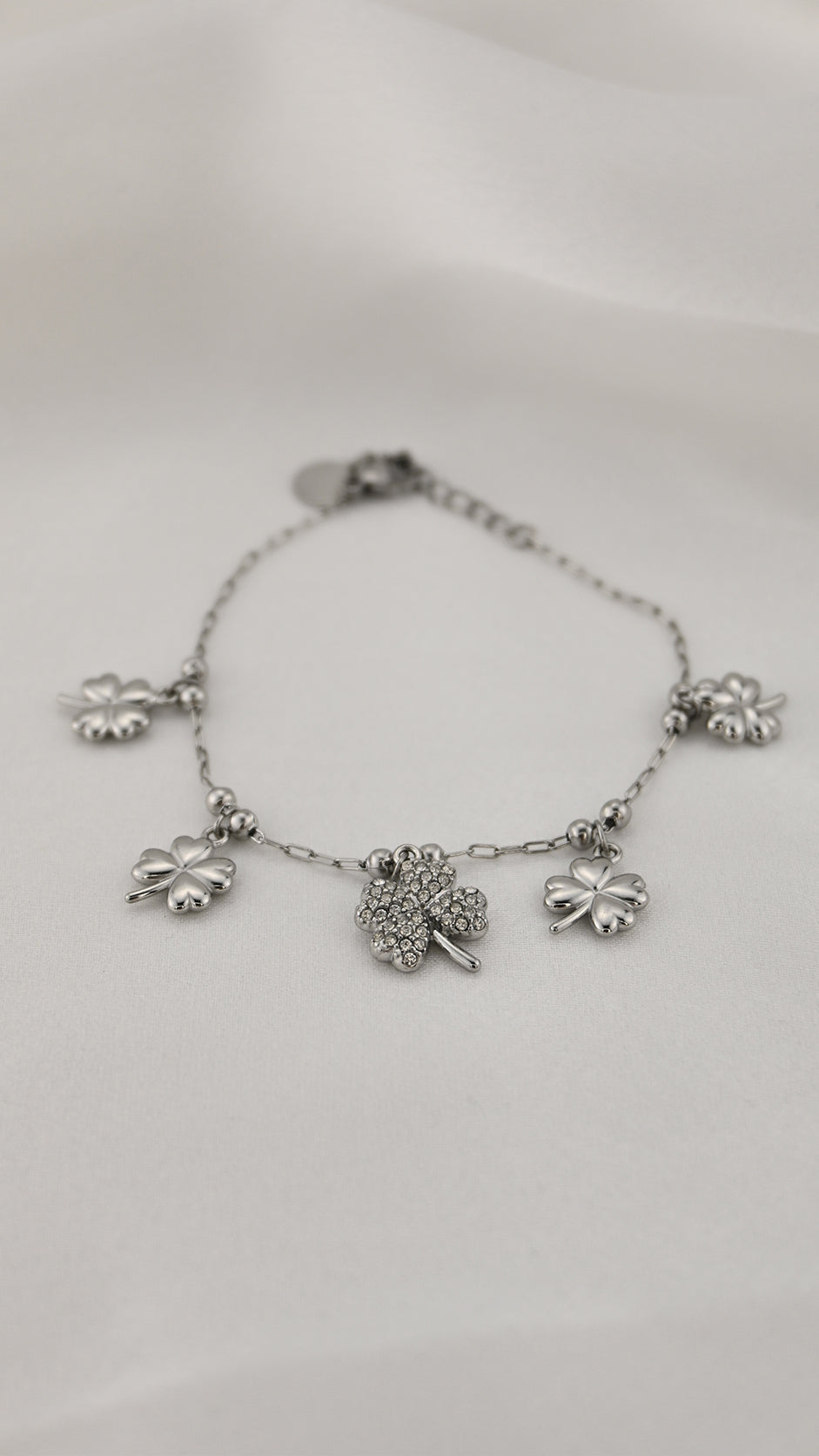 Bracciale con quadrifogli pendenti