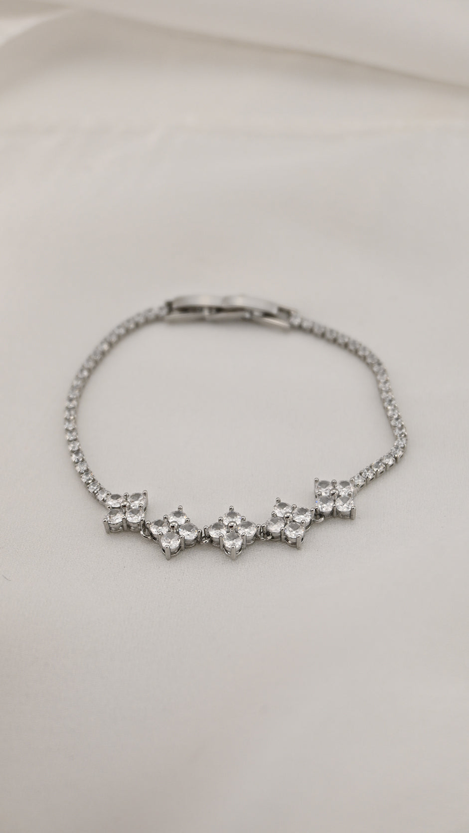 Bracciale con fiori e cristalli