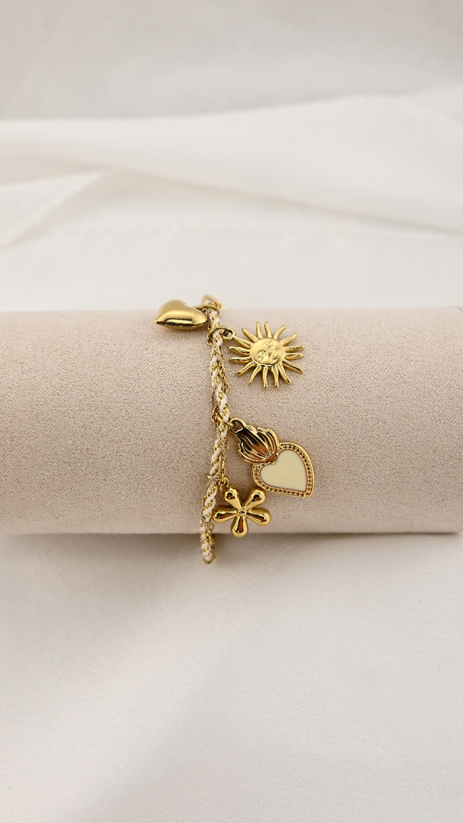 Bracciale dorato con charms sole cuore e luna