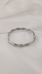 Bracciale rigido a segmenti curvi