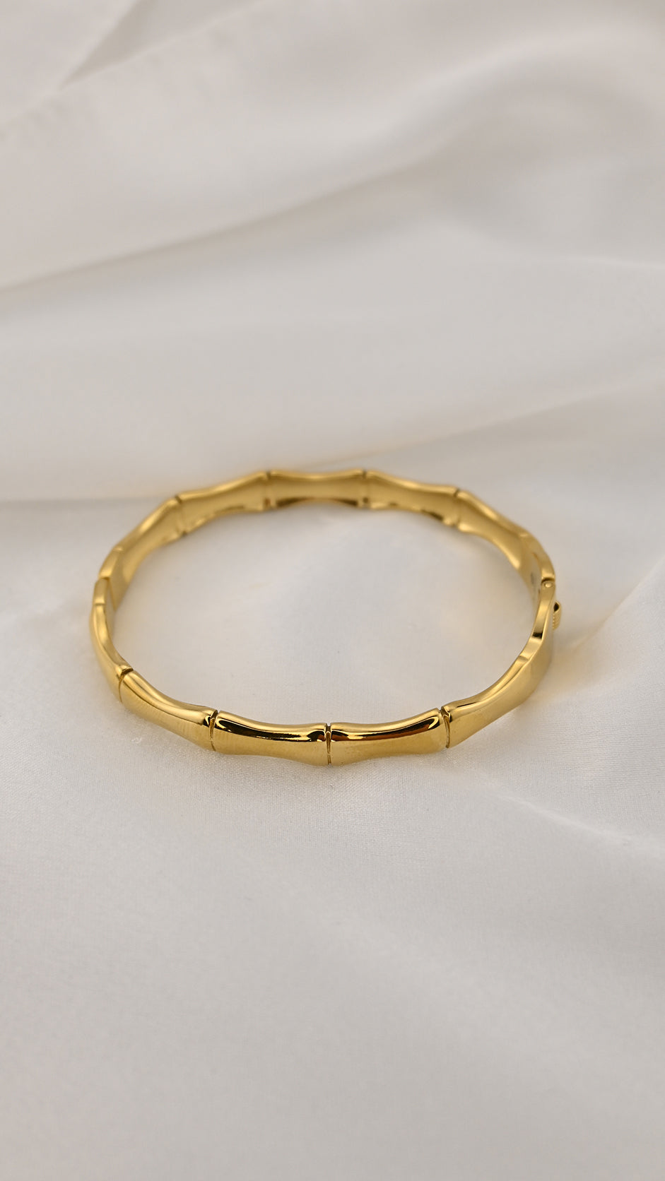 Bracciale rigido a segmenti curvi