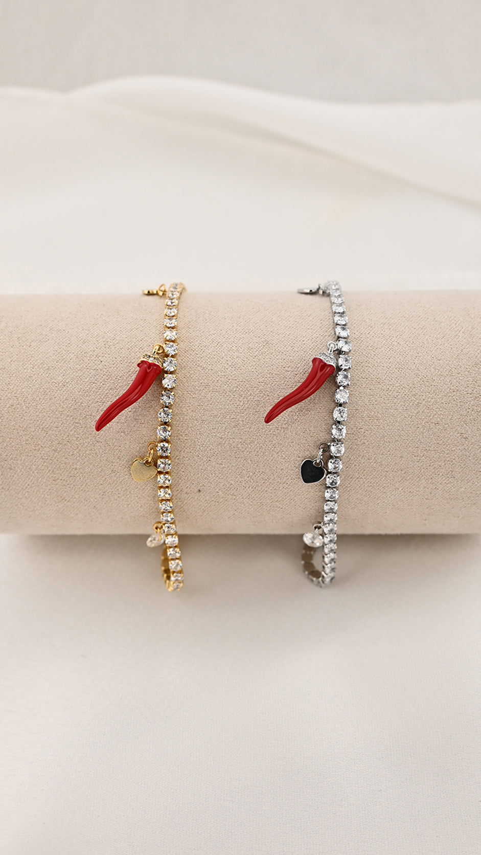 Bracciale con corno rosso e cristalli