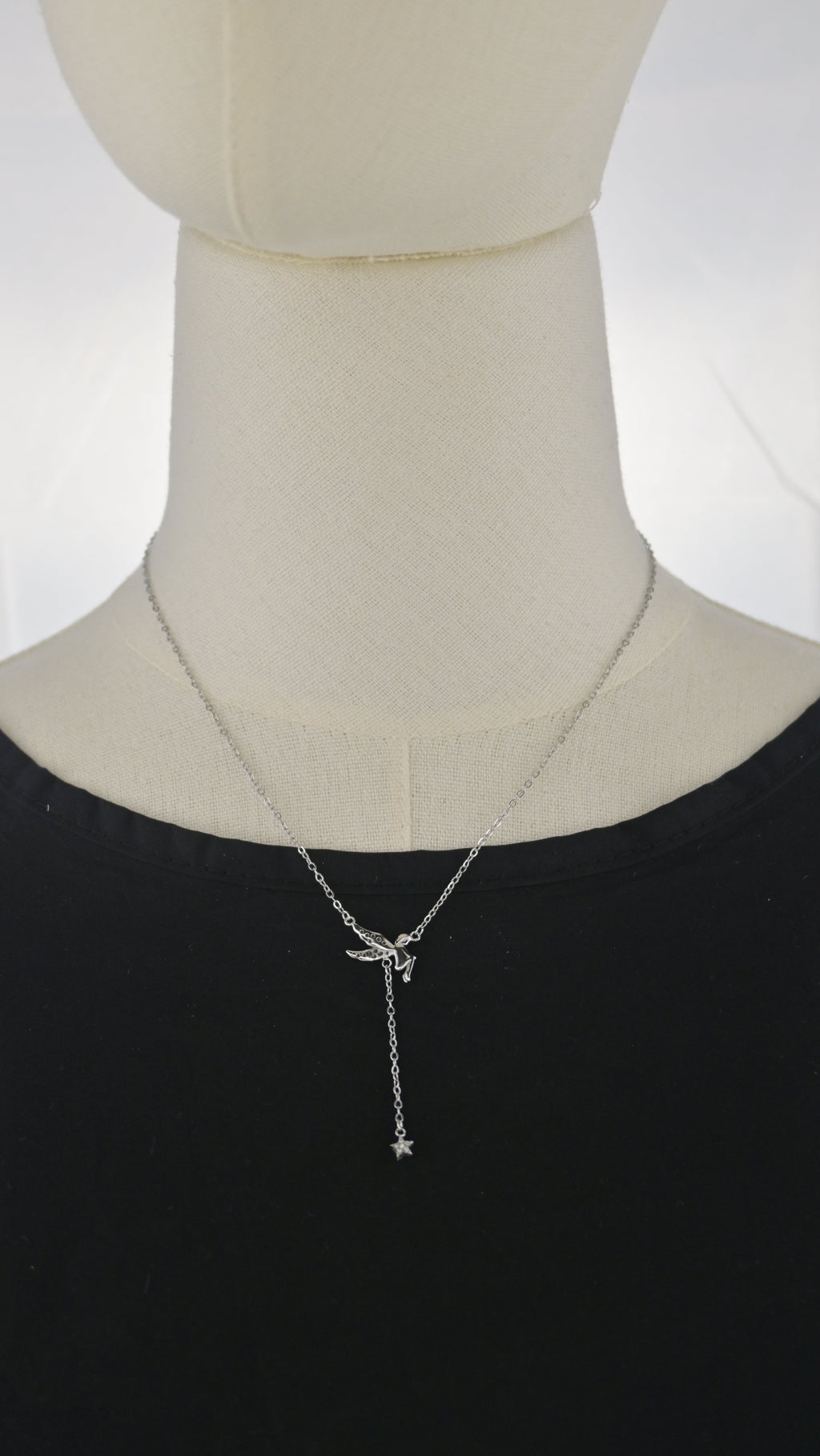 Collana con figura alata e pendente stella