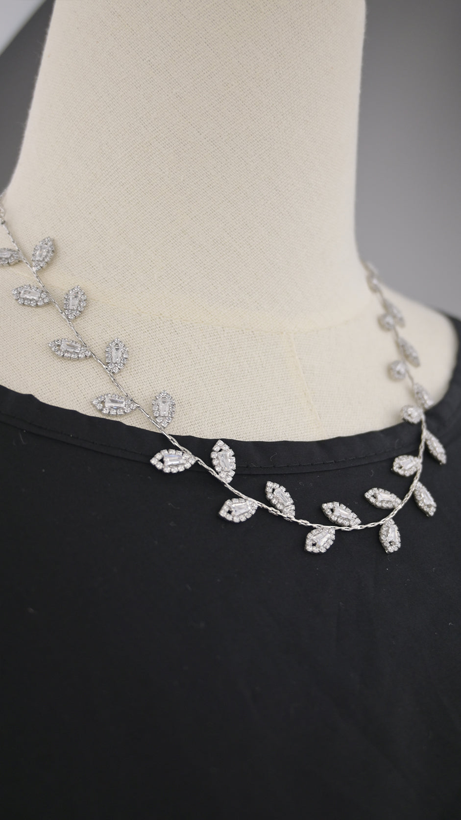 Collana con motivo foglie e cristalli