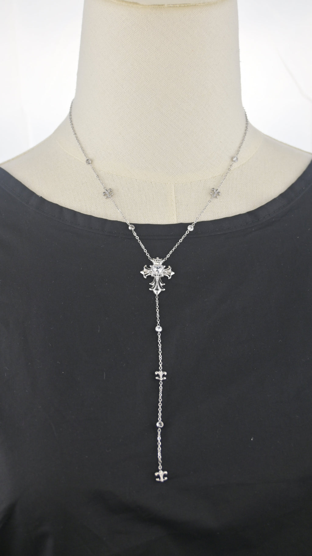 Collana con pendente verticale e croce decorata