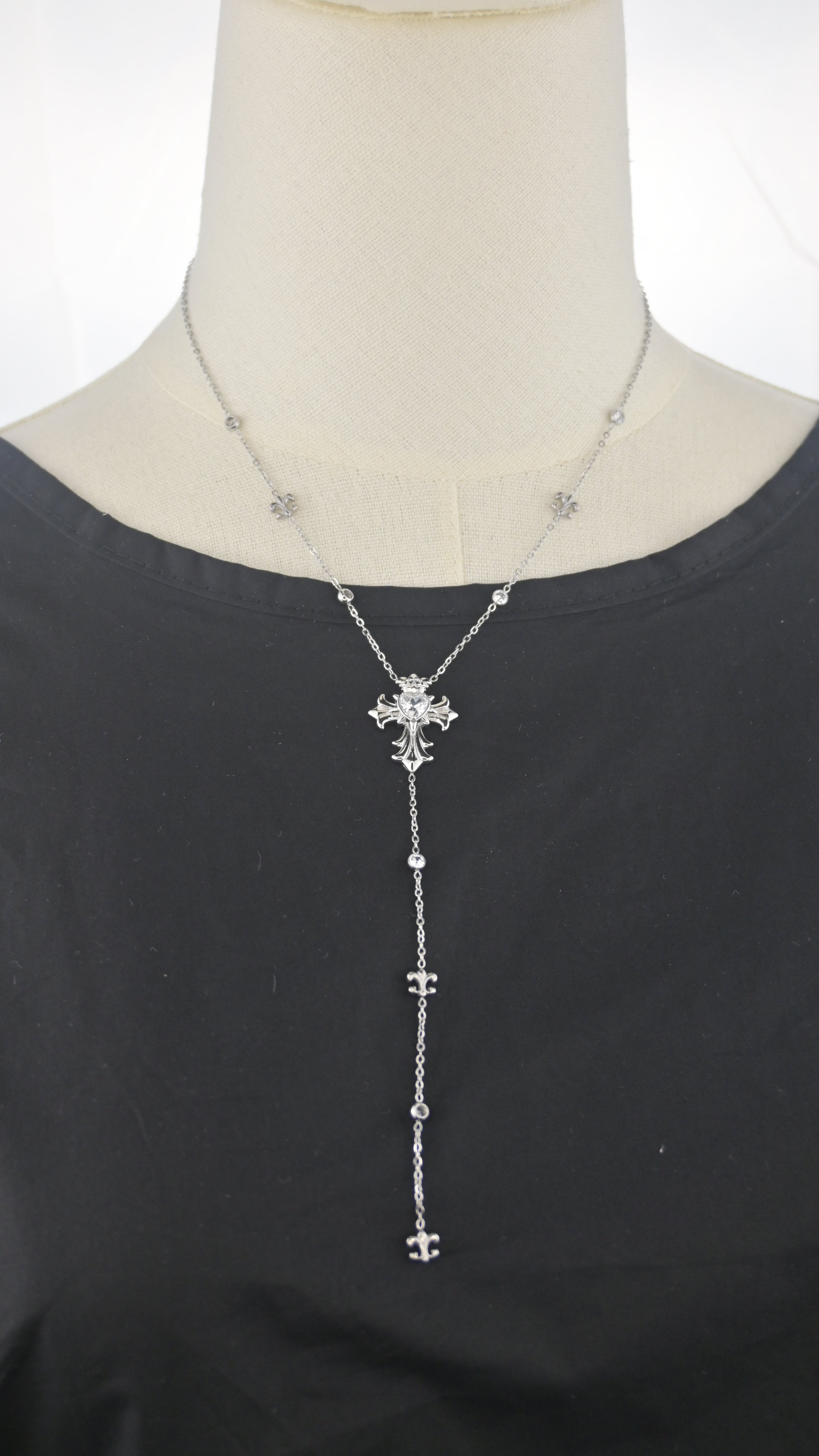 Collana con pendente verticale e croce decorata