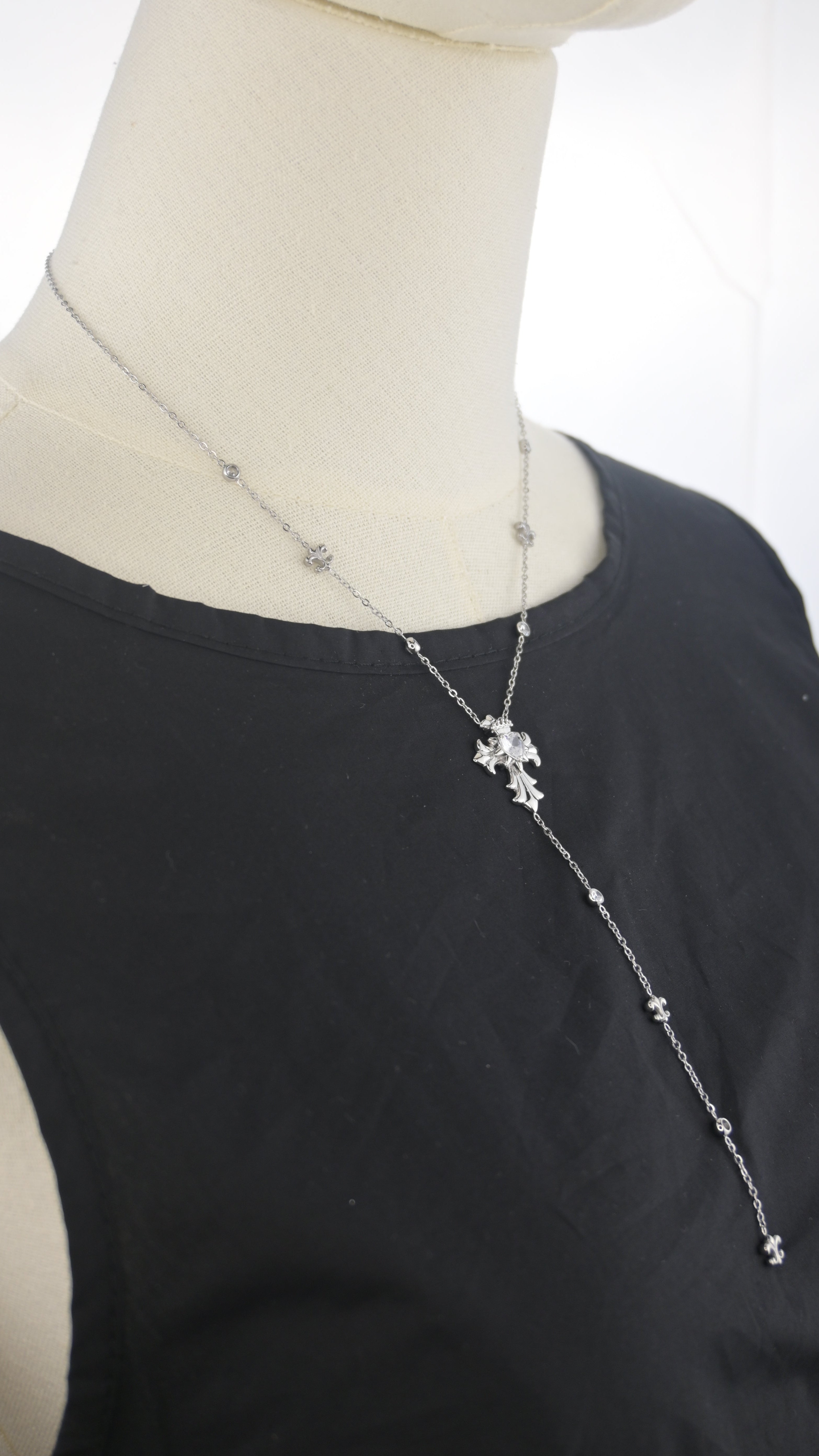 Collana con pendente verticale e croce decorata