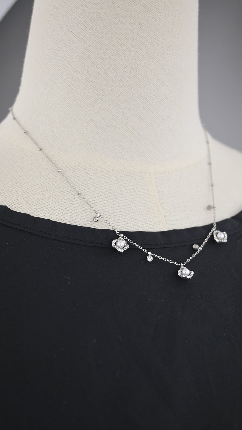Collana con pendenti quadrati perle e cristalli