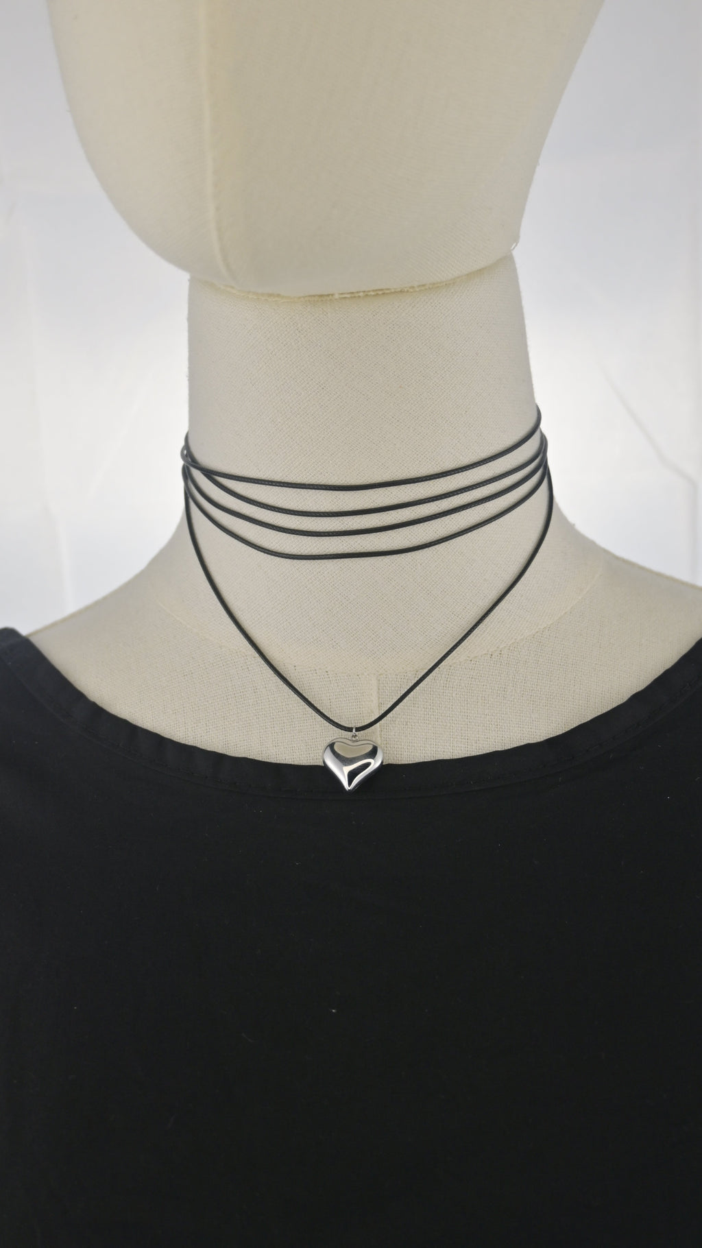 Collana choker nera con pendente cuore