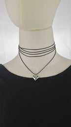 Collana choker nera con pendente cuore