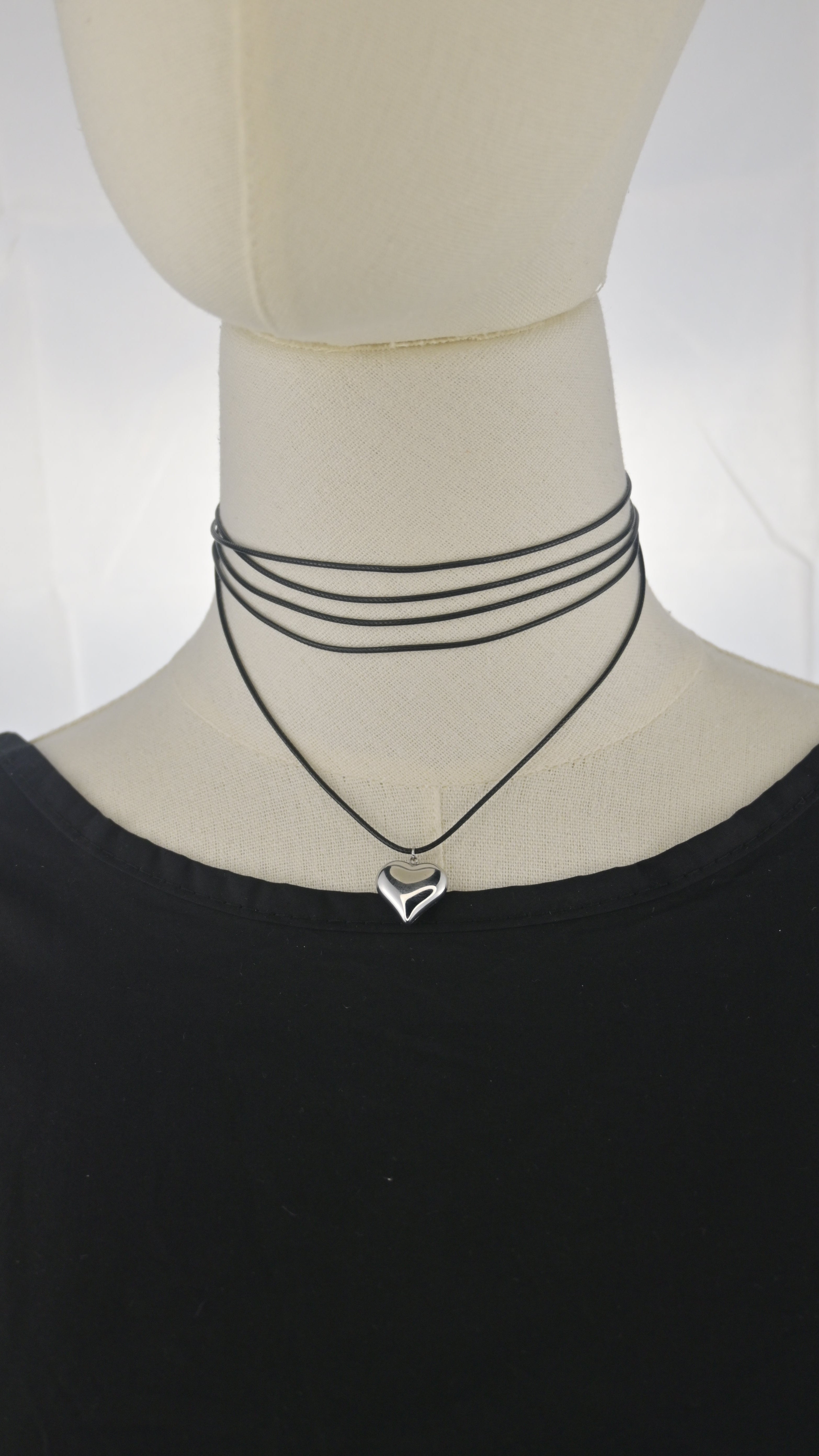 Collana choker nera con pendente cuore