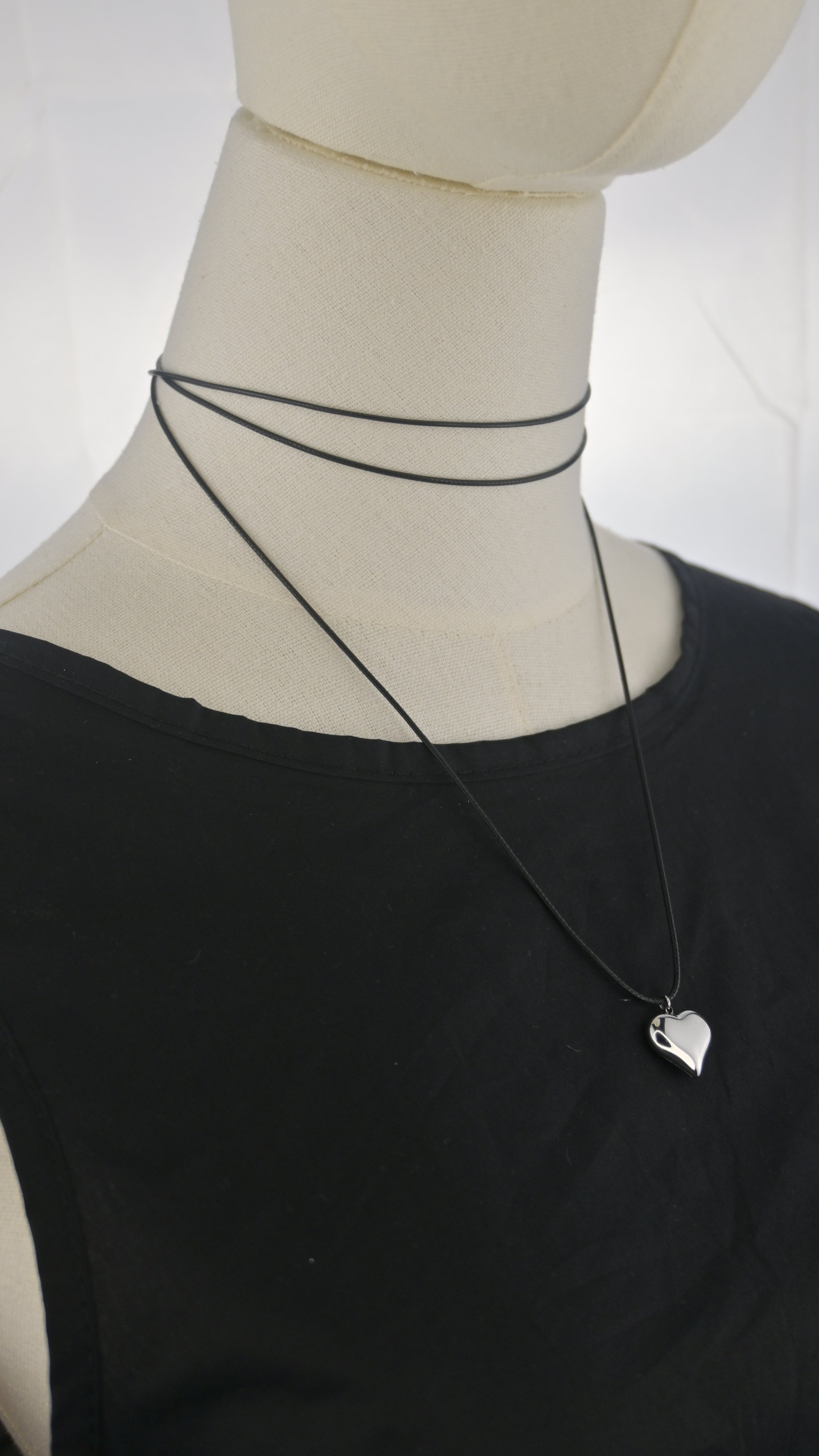 Collana choker nera con pendente cuore
