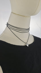 Collana choker nera con pendente cuore