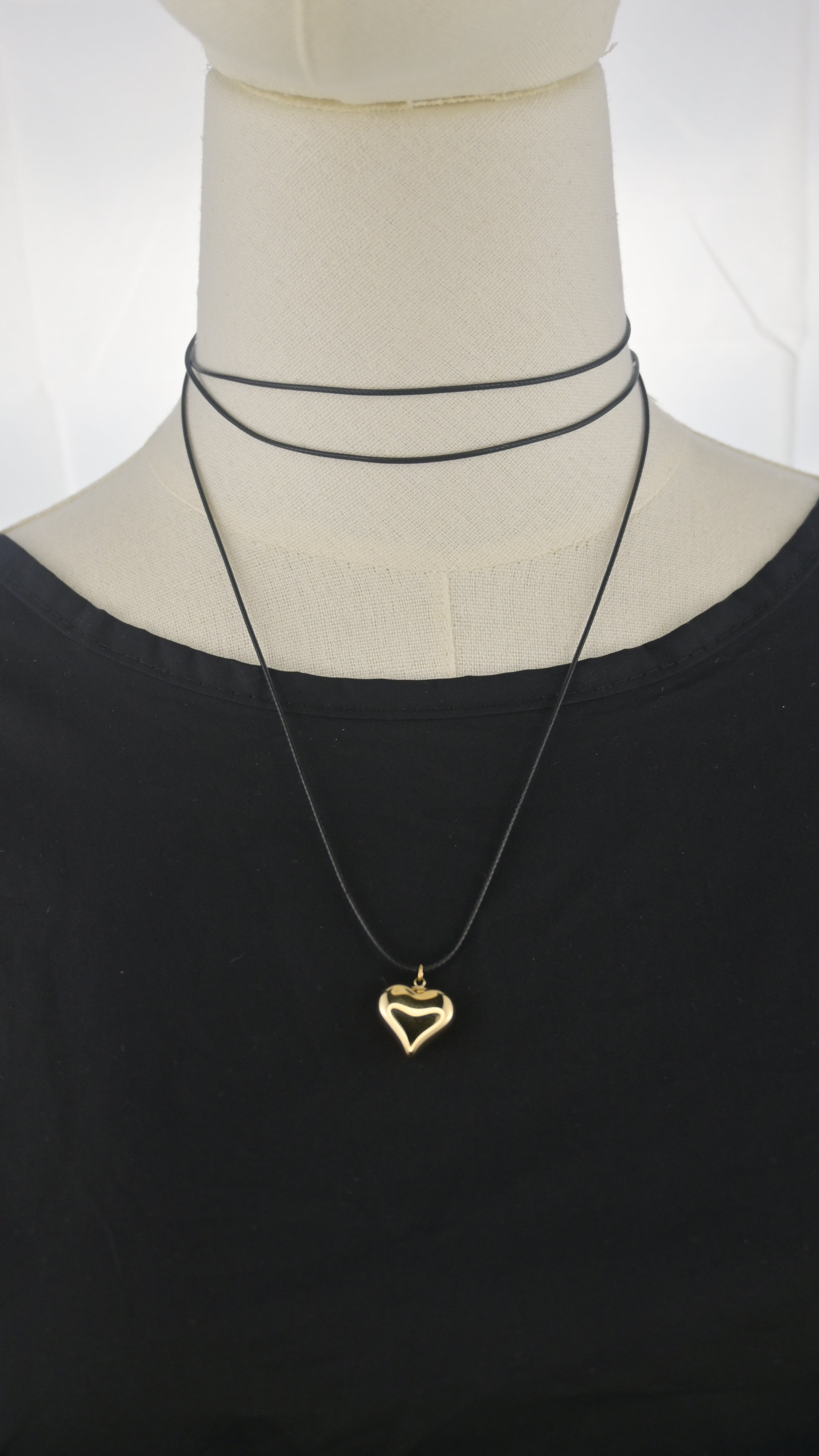 Collana choker nera con pendente cuore