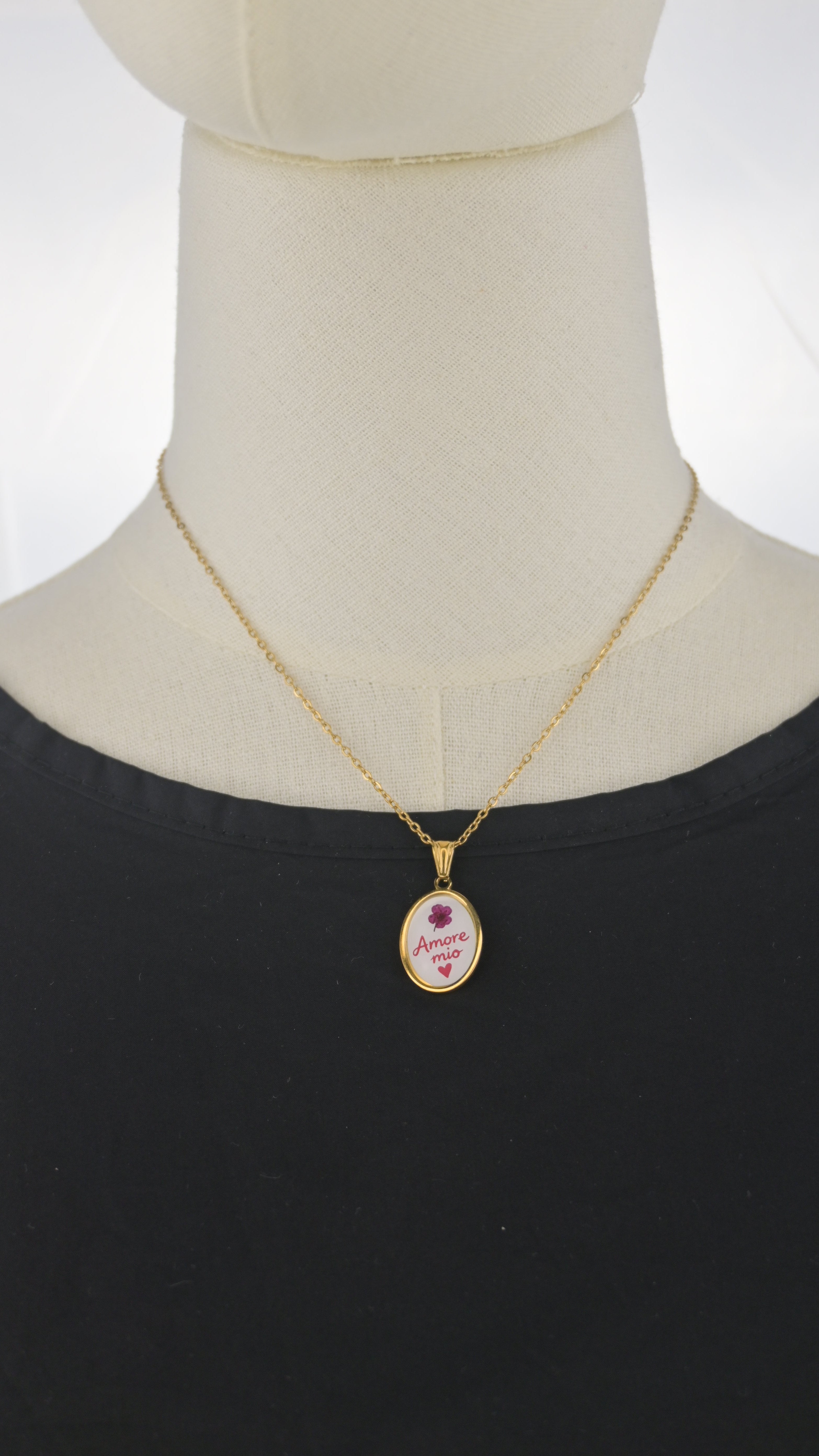 Collana dorata con ciondolo tondo