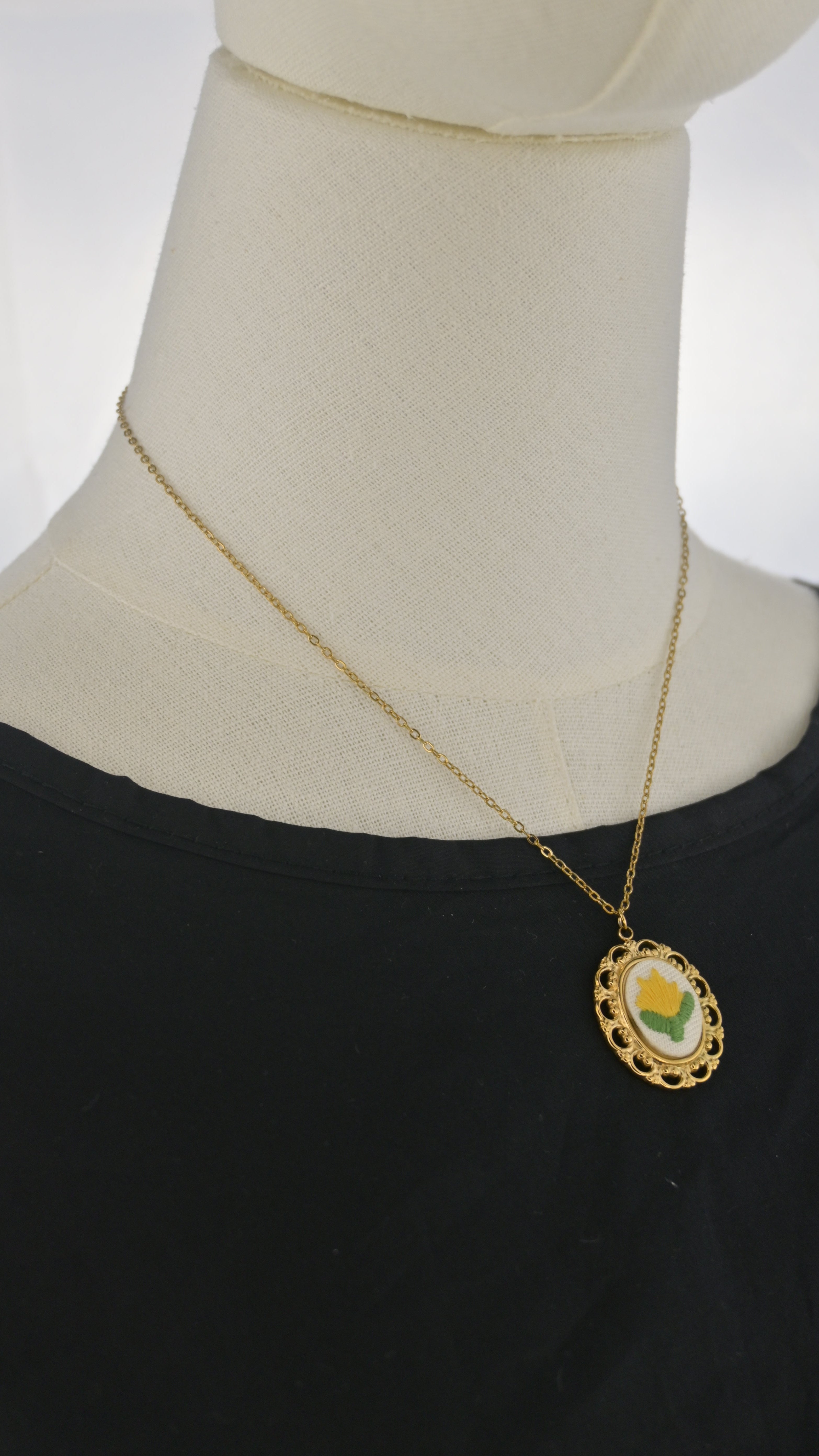 Collana dorata con ciondolo tondo