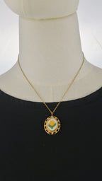 Collana dorata con ciondolo tondo