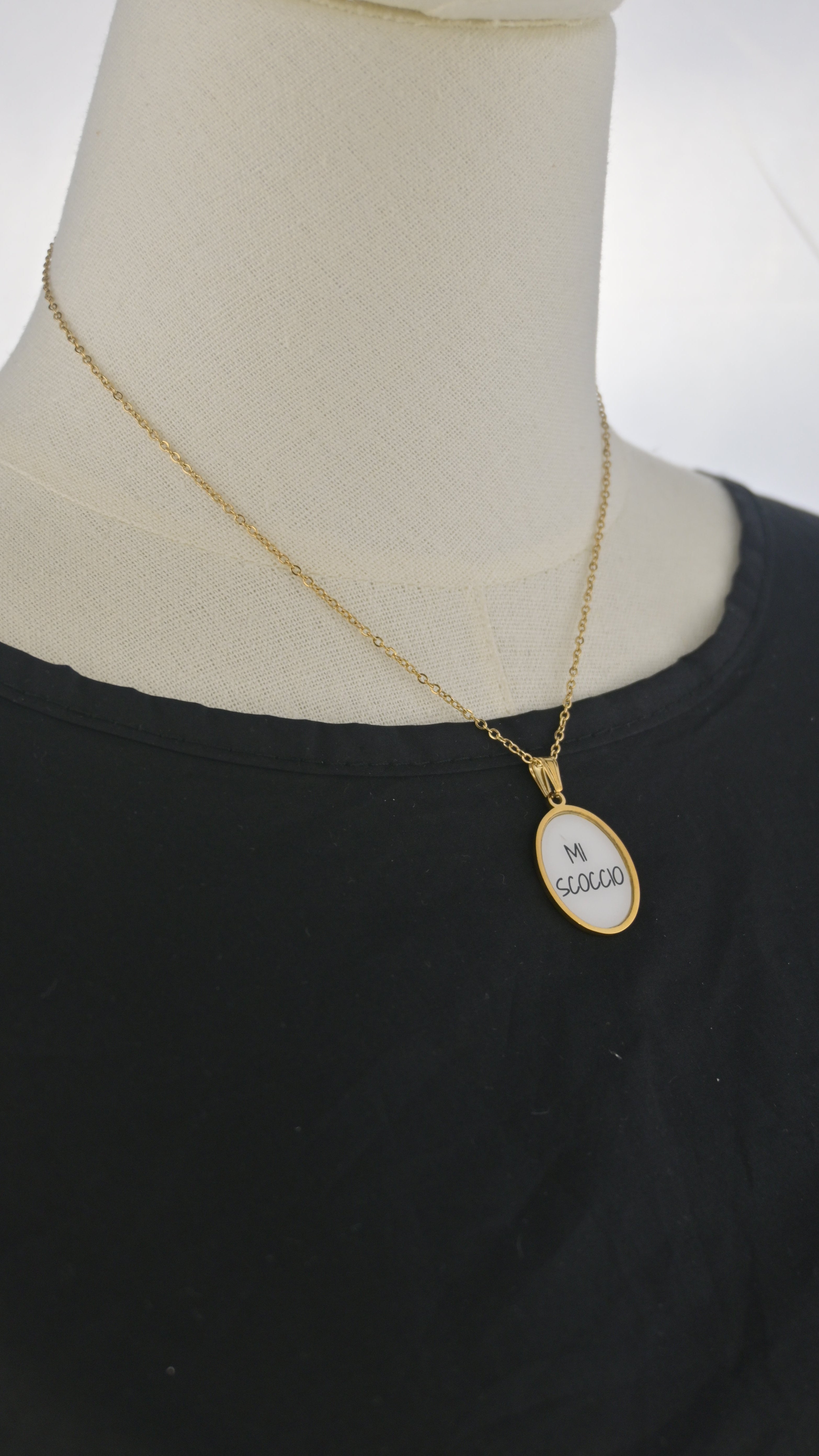 Collana dorata con ciondolo tondo