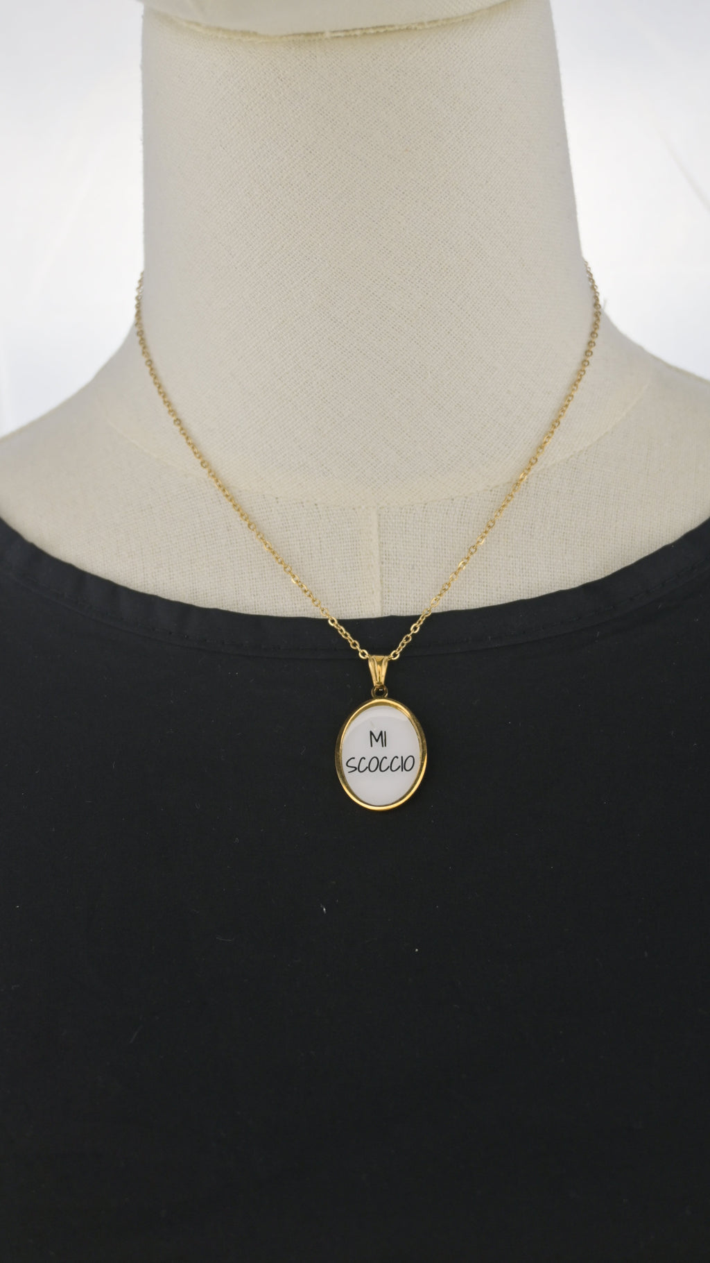 Collana dorata con ciondolo tondo