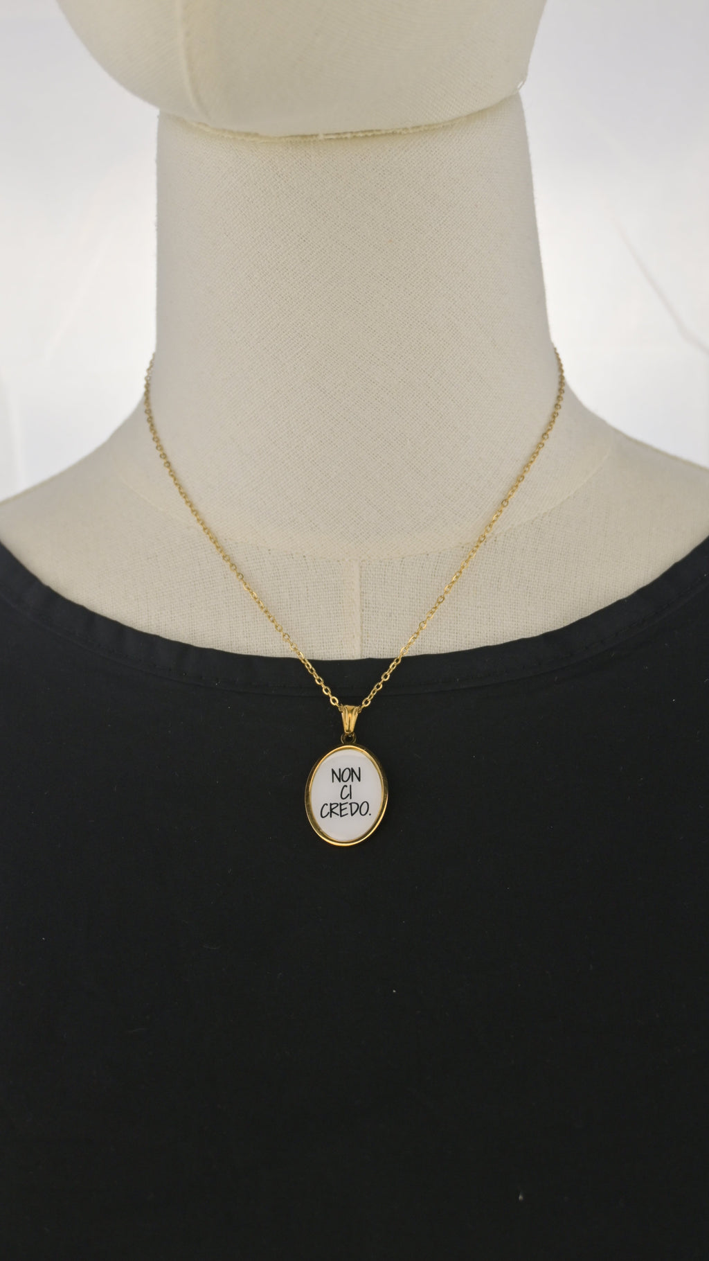 Collana dorata con ciondolo tondo