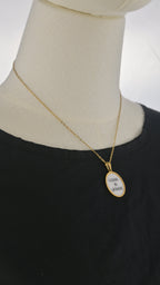 Collana dorata con ciondolo tondo