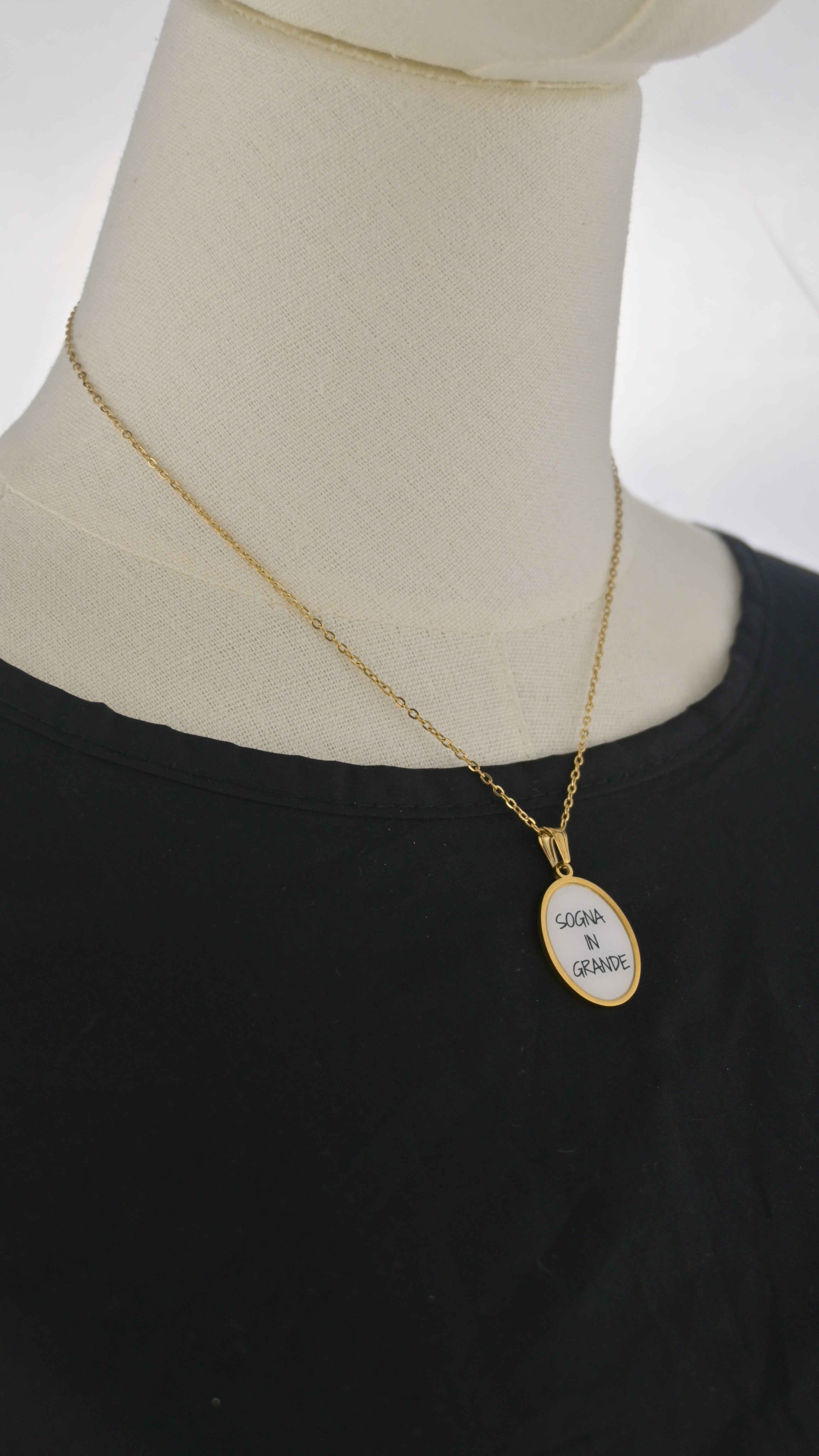 Collana dorata con ciondolo tondo