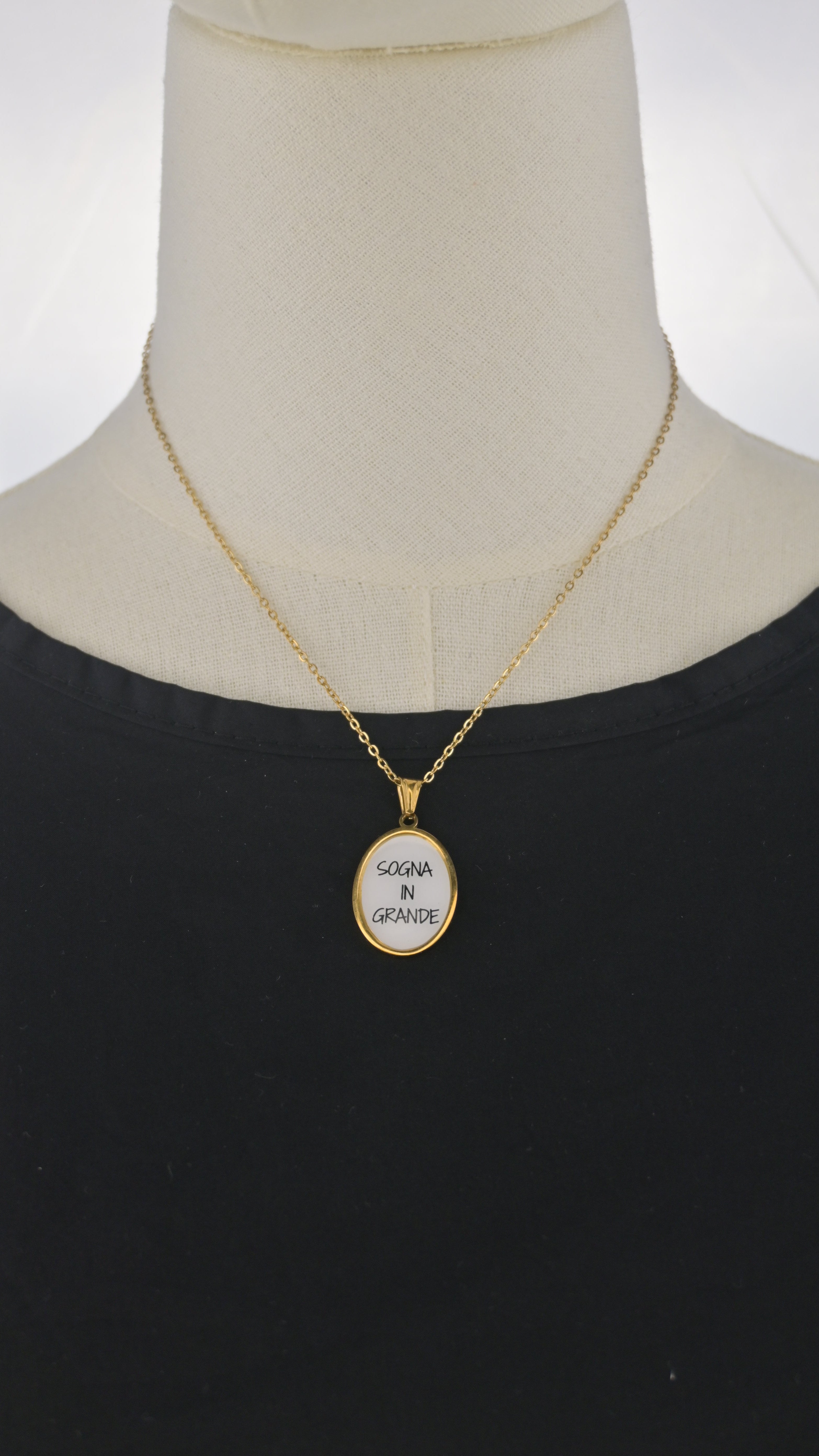 Collana dorata con ciondolo tondo