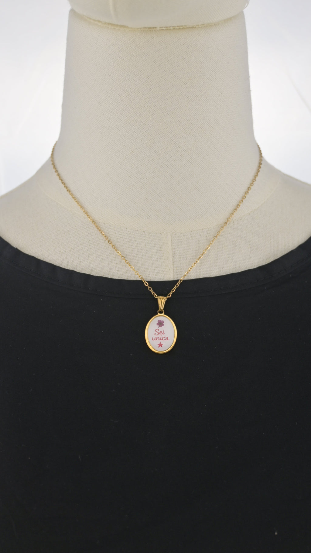 Collana dorata con ciondolo tondo