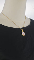 Collana dorata con ciondolo tondo