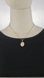 Collana dorata con ciondolo tondo