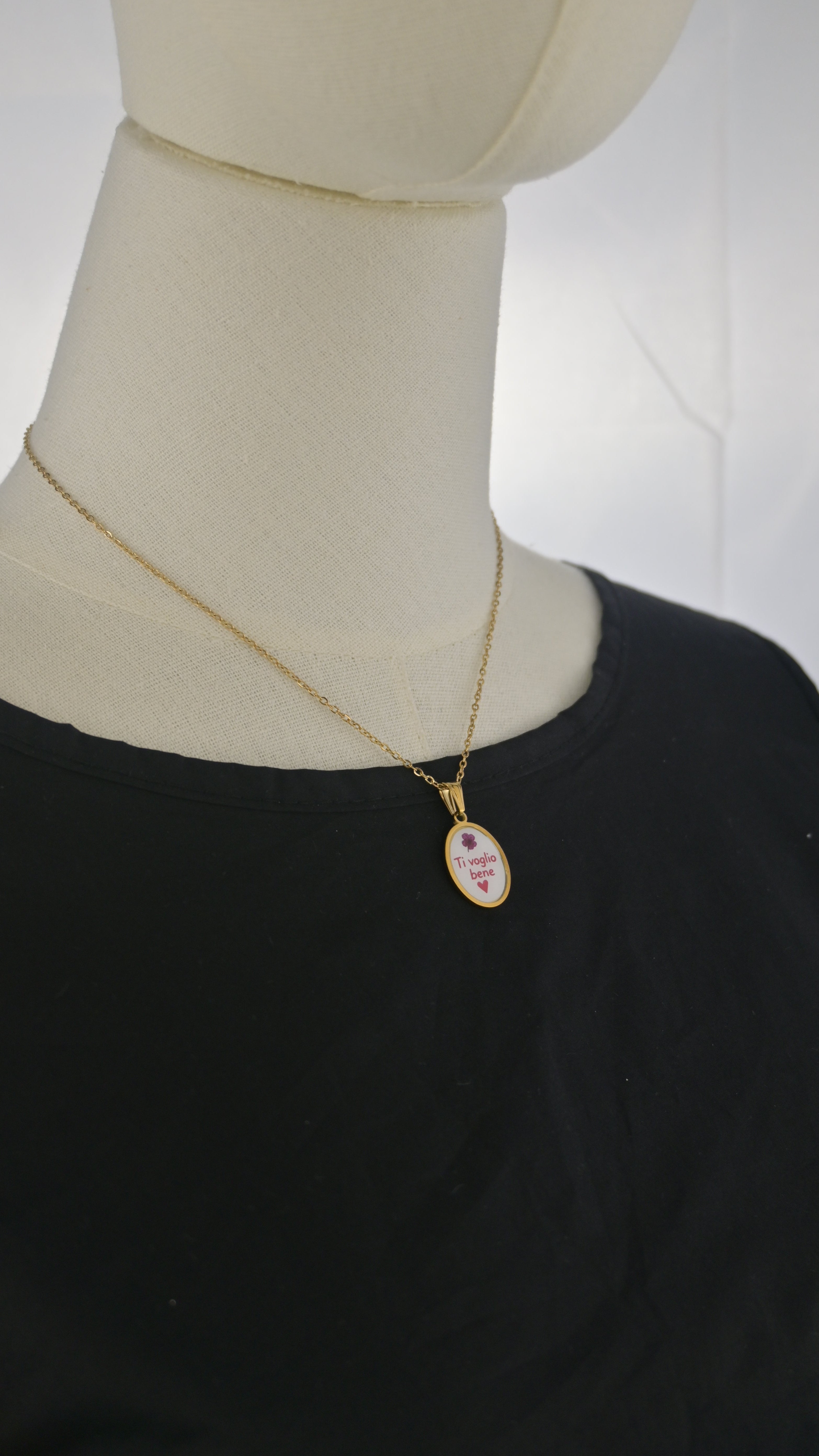 Collana dorata con ciondolo tondo
