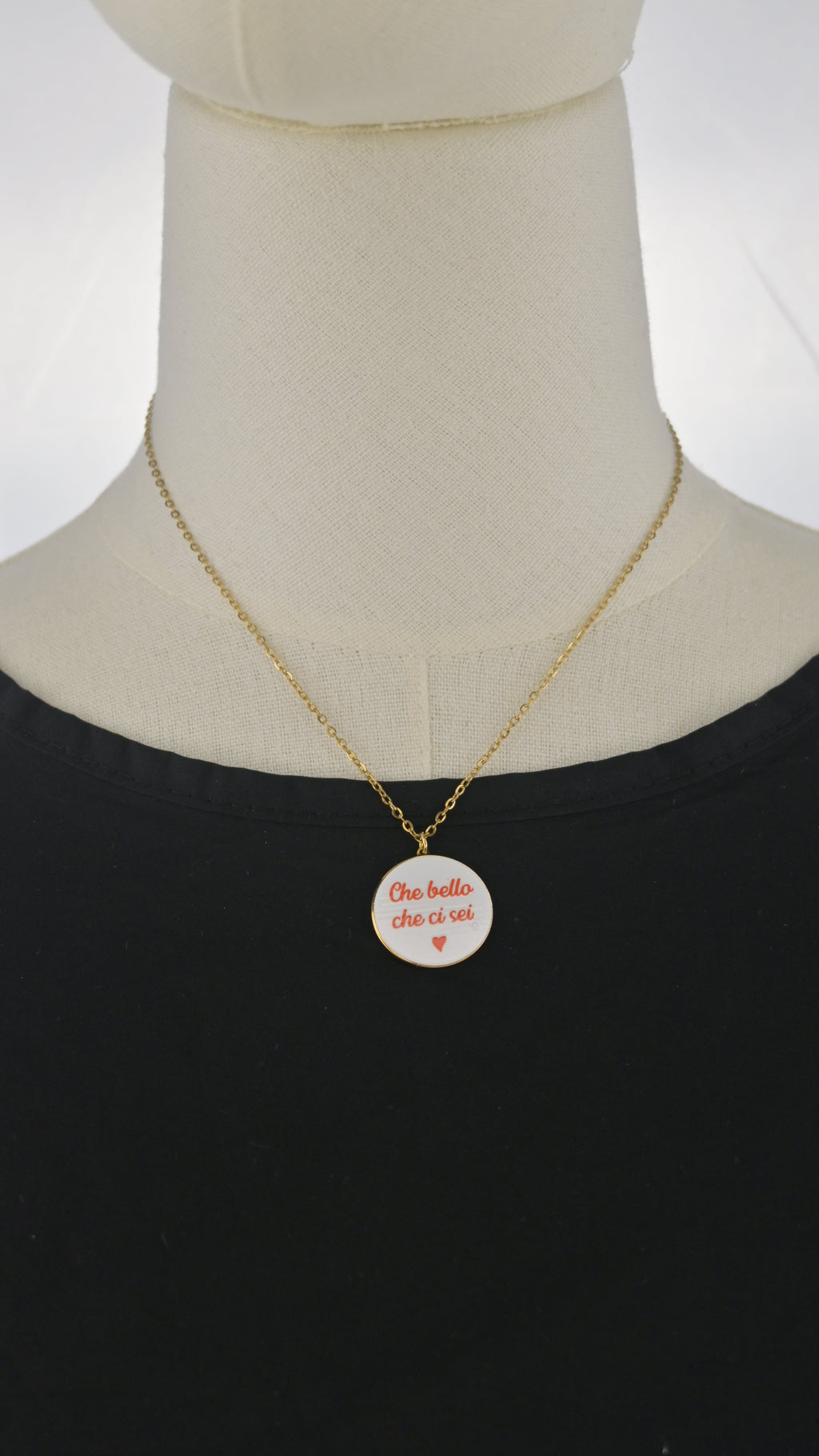 Collana dorata con ciondolo tondo