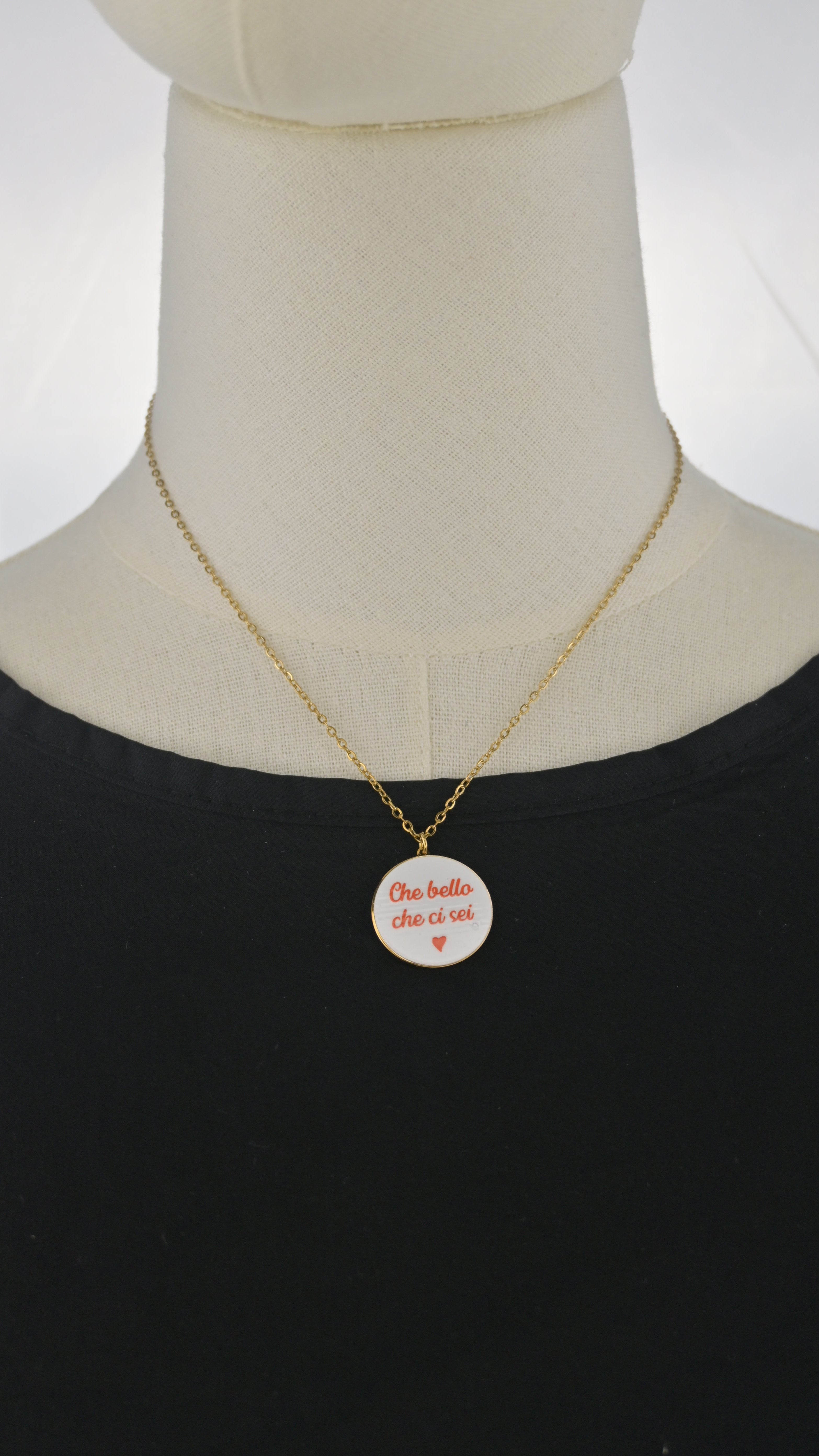 Collana dorata con ciondolo tondo