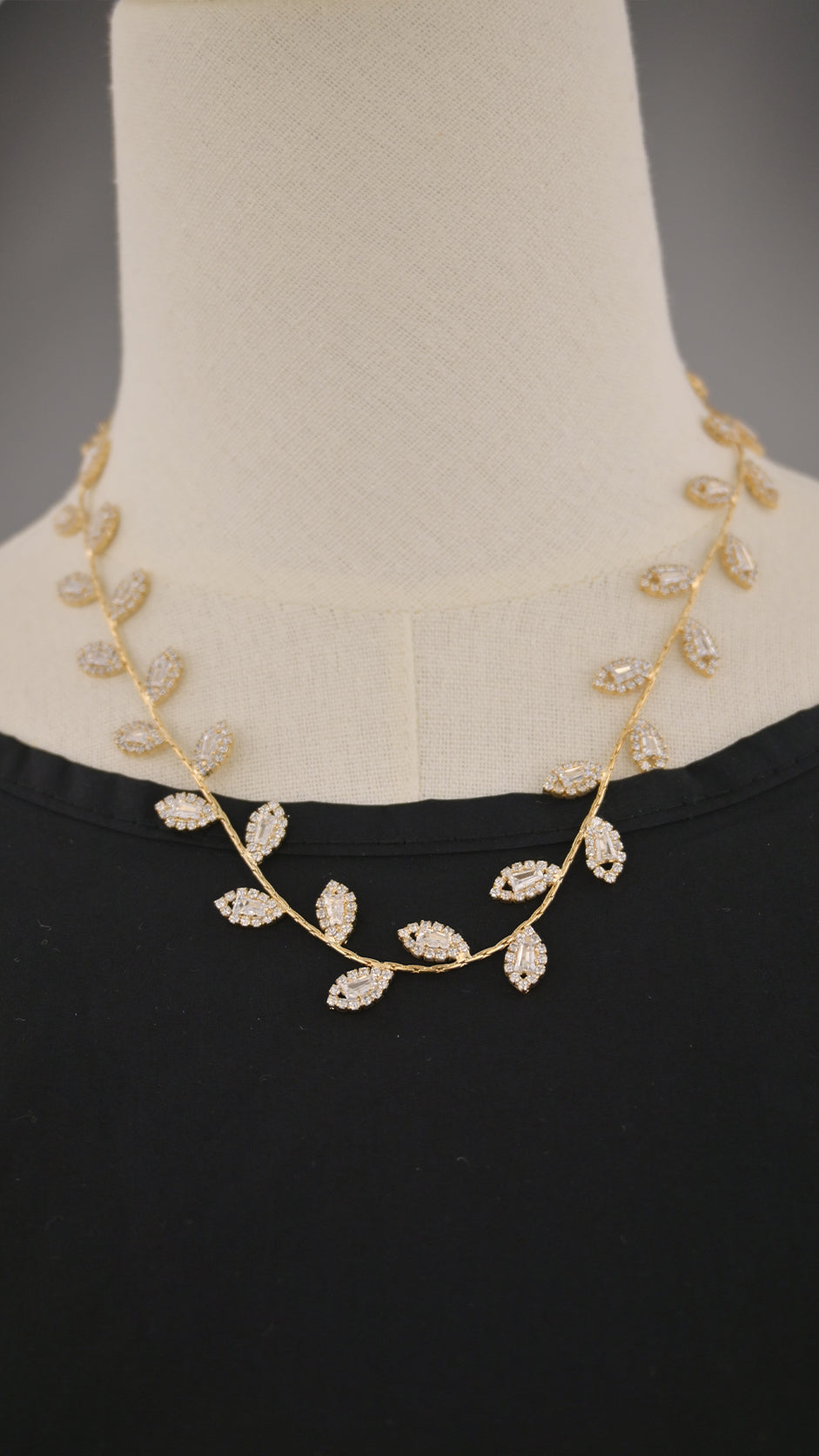 Collana con motivo foglie e cristalli