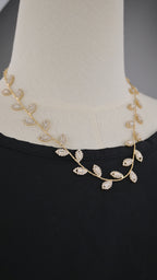 Collana con motivo foglie e cristalli